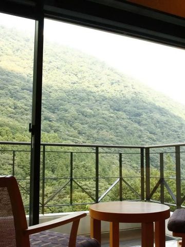 Panoramablick auf grüne Hügel von einem Zimmer mit privaten Balkon