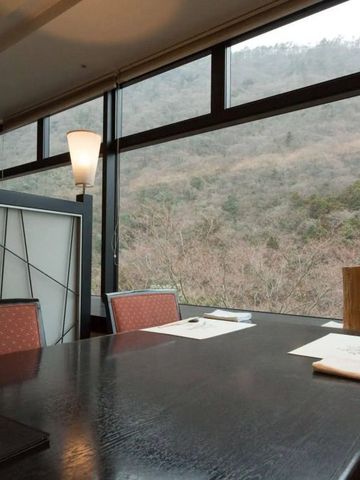 Restaurantbereich mit großen Fenstern und herrlichem Bergblick