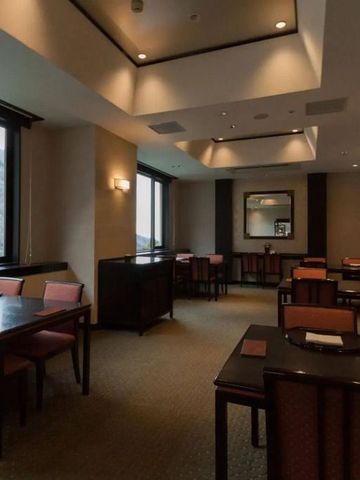 Eleganter Speiseraum mit Bergblick durch große Fenster.