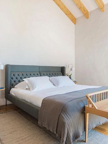 Elegantes Schlafzimmer mit Holzbalkendecke und edlem Doppelbett