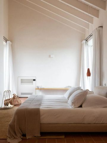 Luxuriöses Schlafzimmer mit großem Bett und heller Einrichtung