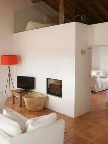 Sitzecke mit modernem Design und Kamin in einem hellen Raum