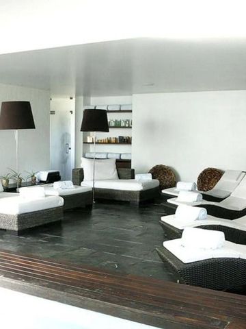 Elegante Wellness-Lounge mit bequemen Liegen und modernen Lampen