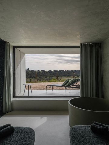 Luxuriöses Spa mit Blick auf die Natur und einer großen Badewanne