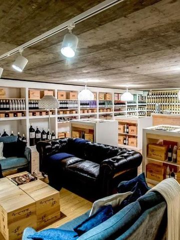 Elegant gestalteter Weinkeller mit bequemen Sofas und Weinflaschen