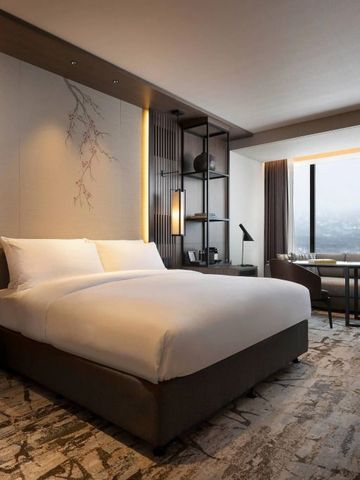 Luxuriöses Hotelzimmer mit Doppelbett und Panoramablick