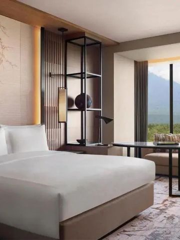 Helles Hotelzimmer mit Aussicht auf Berglandschaft