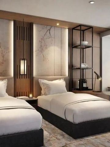 Elegantes Hotelzimmer mit zwei Einzelbetten und dezentem Dekor