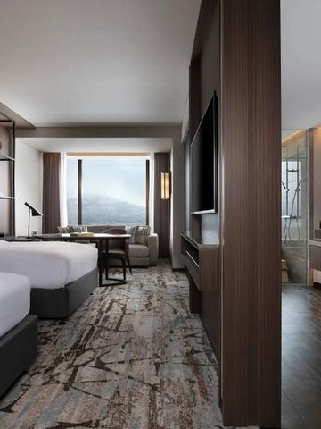 Luxuriöses Hotelzimmer mit Doppelbett und atemberaubendem Bergblick