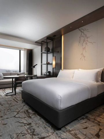 Geräumiges Zimmer mit Kingsize-Bett und stilvoller Beleuchtung