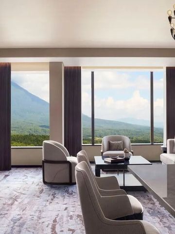 Luxuriöses Zimmer mit Panoramablick auf die Berge und eleganter Einrichtung