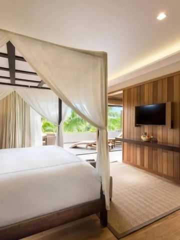 Helles Schlafzimmer mit Himmelbett und Blick auf Terrasse