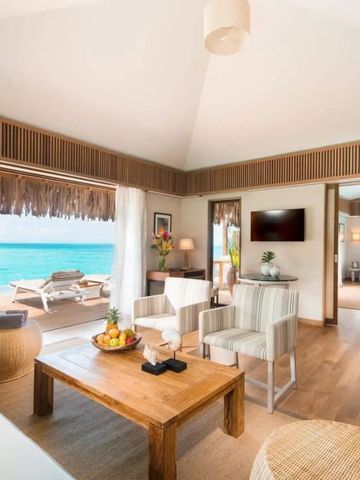 Luxuriöse Suite mit Blick auf das Meer und eleganter Einrichtung
