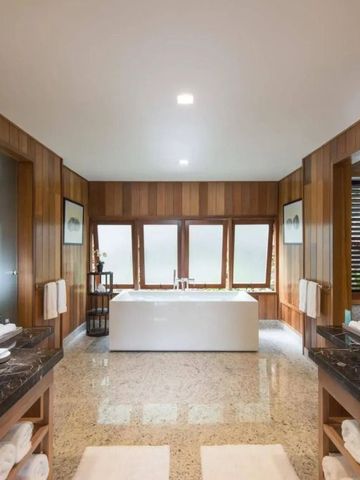 Hochwertig gestaltetes Badezimmer mit freistehender Badewanne und Holzelementen