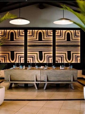 Stilvolles Restaurant mit moderner Kunst an den Wänden und eleganter Tischdekoration