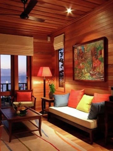 Eleganter Wohnbereich mit Holzwänden und Meeresblick im Hilton Seychelles Northolme Resort