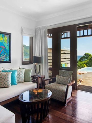 Wohnbereich mit Zugang zur Terrasse und Blick auf das Meer im Hilton Seychelles Northolme Resort