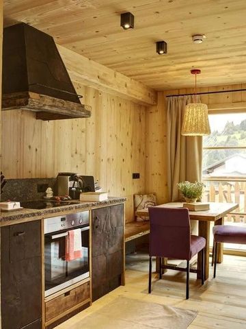 Holzküche im Chalet mit moderner Ausstattung und Essbereich