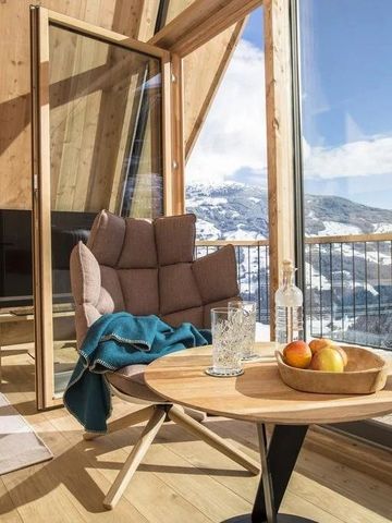 Gemütlicher Wohnbereich mit Panoramablick durch große Glasfenster