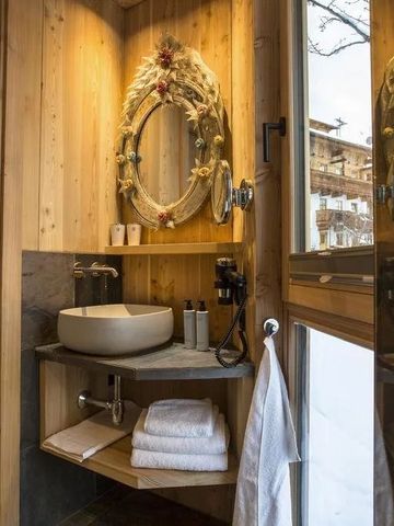 Elegantes Badezimmer mit Holzverkleidung und luxuriösem Spiegel