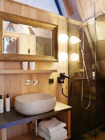 Modernes Badezimmer mit edlen Materialien und Beleuchtung