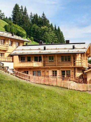 Holzchalets in alpiner Landschaft mit ländlicher Umgebung