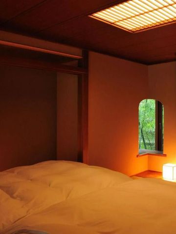 Gemütliches Schlafzimmer mit traditionellem japanischen Stil und sanftem Licht