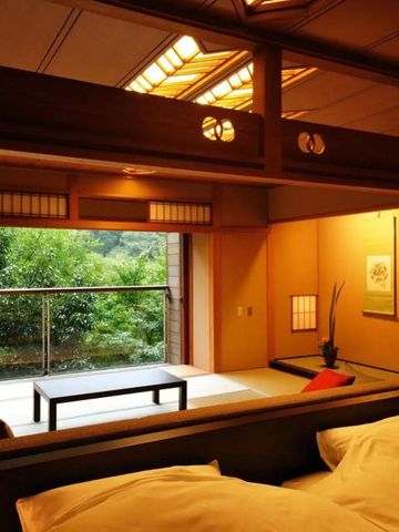 Geräumiges Zimmer mit Tatamimatten und großem Fenster zum Garten