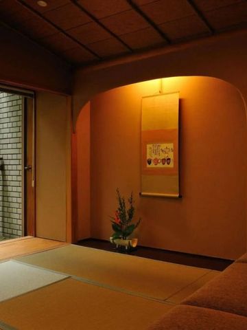 Traditioneller japanischer Raum mit Tatamimatten und einer Blumenarrangement