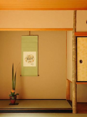 Traditionelles japanisches Zimmer mit Tatami-Matten und Tokonoma-Nische