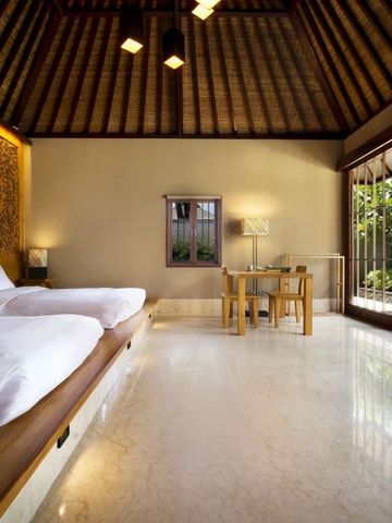 Elegantes Gästezimmer mit Holzdach und Gartenblick im HOSHINOYA Bali