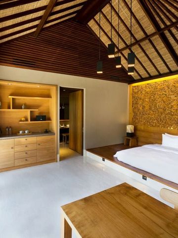 Modernes Doppelzimmer mit Holzdach und stilvoller Dekoration im HOSHINOYA Bali