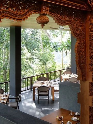 Restaurant mit Blick auf den üppigen Dschungel im HOSHINOYA Bali