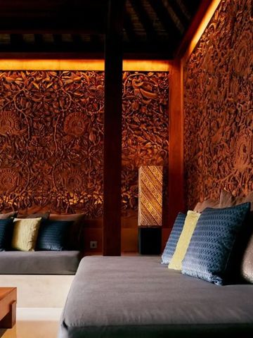 Luxuriöse Lounge mit kunstvoll geschnitzten Holzwänden im HOSHINOYA Bali
