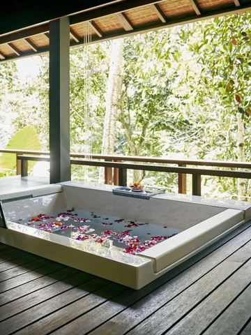 Luxuriöser Whirlpool auf privater Terrasse mit Blick auf den Dschungel