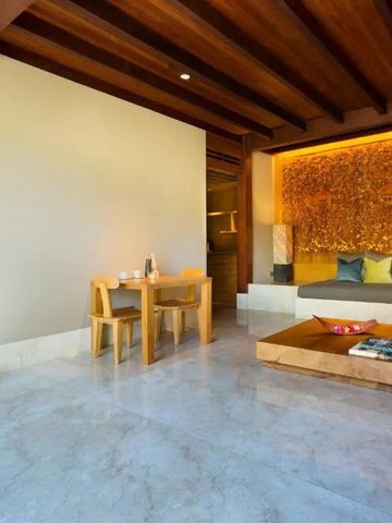 Helle luxuriöse Villa mit Holzakzenten und Sitzbereich