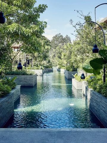 Langer Pool inmitten von tropischem Grün im HOSHINOYA Bali Hotel