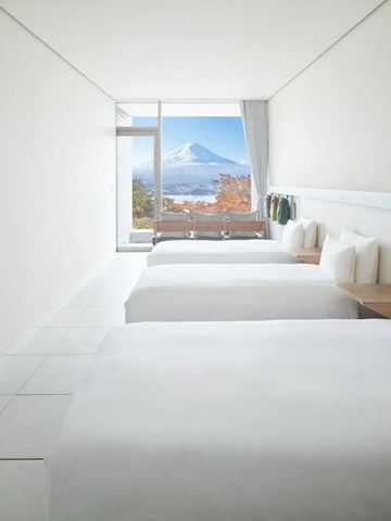 Modernes Zimmer mit drei Betten und Aussicht auf den Fuji