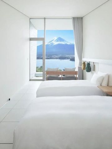 Helles Zimmer mit zwei Betten und Blick auf den Fuji