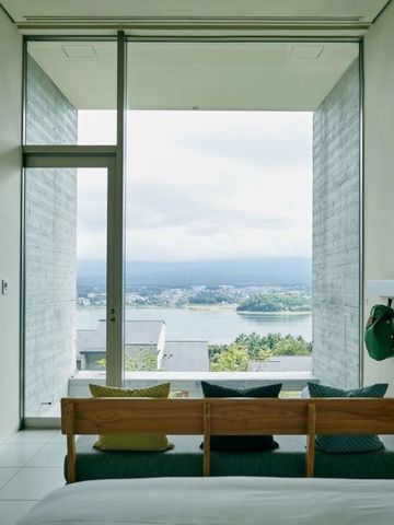 Zimmer mit Fensterblick auf die Landschaft und den See