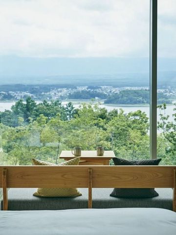 Zimmer mit Panoramafenster und Bergblick Waldlandschaft