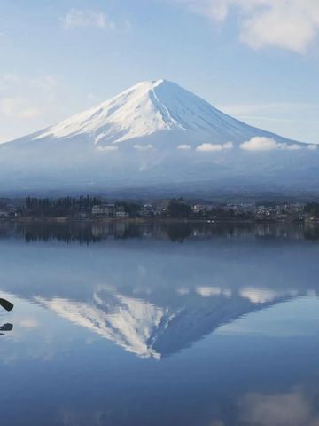 Blick auf den schneebedeckten Berg Fuji über einen ruhigen See