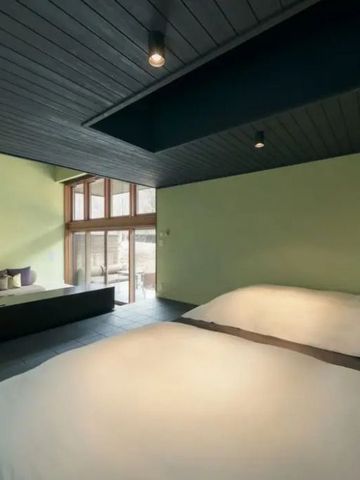 Große Suite mit zwei Betten und Sitzbereich unter modernem Design