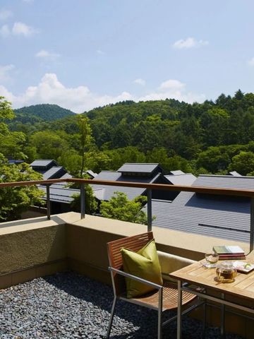 Terrasse mit Sitzgelegenheit und malerischem Bergblick.