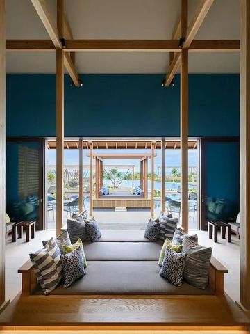 Offene Lounge mit stilvoller Holzarchitektur und Blick ins Freie.