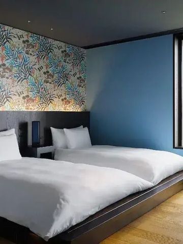 Modernes Doppelzimmer mit farbenfroher Wand und Meerblick.