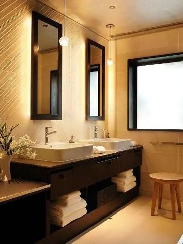 Modernes Badezimmer mit Doppelwaschbecken und stilvoller Beleuchtung