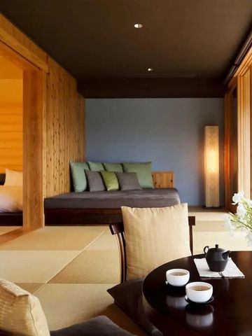 Elegantes traditionelles japanisches Zimmer mit Tatami-Matten und offenen Schiebetüren