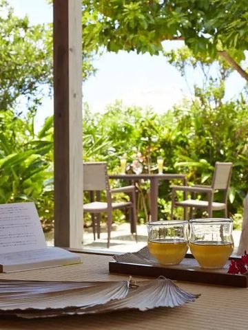 Gemütlicher Außenbereich mit grünem Garten und gedecktem Tisch