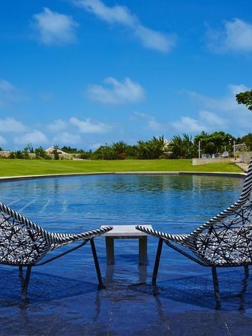 Infinity-Pool mit stilvollen Liegen und Blick auf die Landschaft
